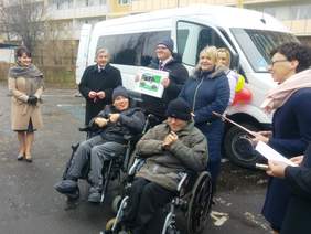 Pokaż zdjęcie: Przekazanie autobusu dla osób niepełnosprawnych 