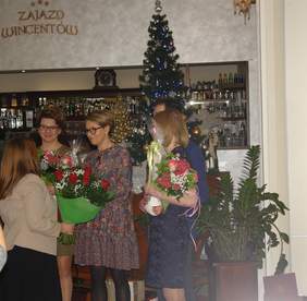 Pokaż zdjęcie: Życzenia i gratulacje na ręce Zarządu Fundacji składa Barbara Sadowska - Burlita
