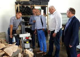 od lewej: Bartłomiej Krzeszowski, dyrektor ZAZ w Nawojowej, Tadeusz Luraniec – sekretarz powiatu wielickiego, Paweł Mariusz z Fundacji Leonardo, Jacek Juszkiewicz, starosta wielicki oraz Antoni Koszyk, wicestarosta nowosądecki