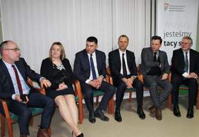 Pokaż zdjęcie: Goście debaty na tle baneru PFRON