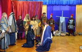 scena z misterium męki pańskiej, aktorzy w strojach adekwatnych do epoki