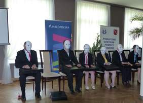 Pokaż zdjęcie: Występy artystyczne podczas gali podsumowującej Małopolskie Dni Osób Niepełnosprawnych w Proszowicach