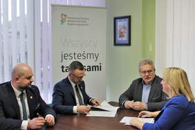 Pokaż zdjęcie: Podpisanie umowy
