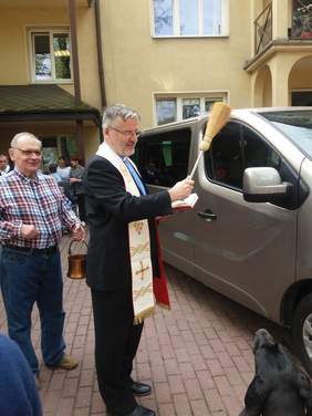 Pokaż zdjęcie: Uroczyste poświęcenie samochodu przez Prezesa KSN Archidiecezji Warszawskiej