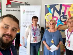 Pokaż zdjęcie: Dyrektor Festiwalu Barbara Bielińska Jaroszyk z przedstawiciele Kampanii Ty i Ja