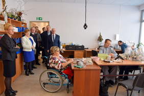 Pokaż zdjęcie: W budynku dawnej stołówki i sali gier mieszczą się obecnie pracownie rękodzielnicze i rehabilitacyjne