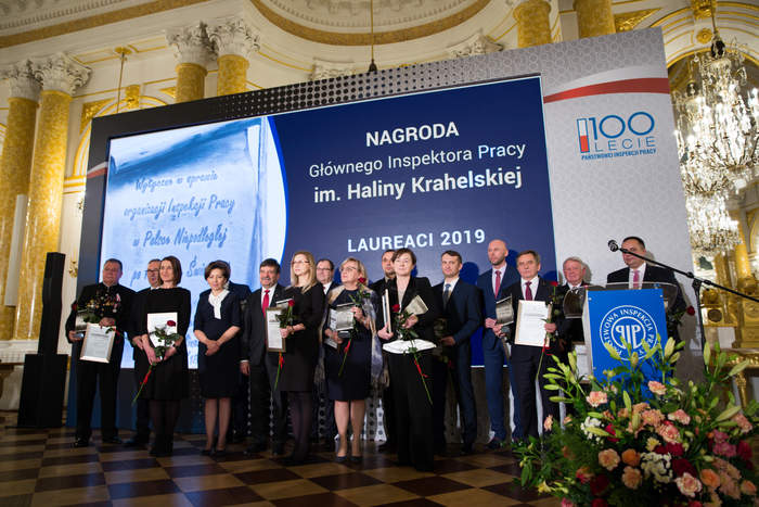 Pokaż zdjęcie: Laureaci odbierają wyróżnienia