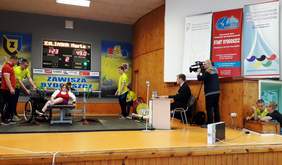 Uczestniczka zawodów podczas wyciskania