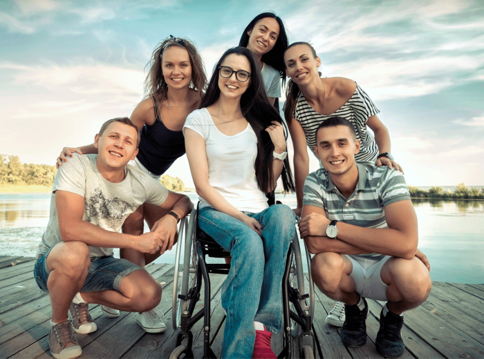 Pokaż zdjęcie: Studenci, kobiety i mężczyźni, uśmiechnięci razem obok siebie pozują do zdjęcia
