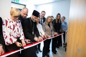 Pokaż zdjęcie: Grupa przedstawicieli władz i duchowieństwa przecina biało-czerwoną wstęgę podczas oficjalnego otwarcia Powiatowego Zakładu Aktywności Zawodowej w Dąbrowie Białostockiej.