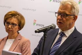Pokaż zdjęcie: Przemawiający Minister Krzysztof Michałkiwiecz obok stoi Marlena Maląg prezes zarządu PFRON