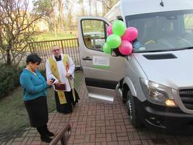 Pokaż zdjęcie: uroczystości przekazania autobusu