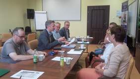 Pokaż zdjęcie: Rozmowa w starostwie WTZ z p.o. dyrektora Oddziału Januszem Surmaczem