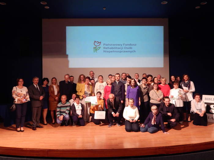 Pokaż zdjęcie: Wspólne zdjęcie laureatów konkursu