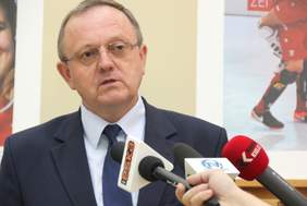 Pokaż zdjęcie: Andrzej Michalski Dyrektor Oddziału Świętokrzyskiego PFRON udziela mediom  informacji o wystawie „Pragnę zwyciężać” 