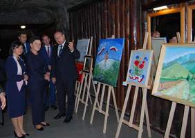 Pokaż zdjęcie: Wicepremier Beata Szydło podczas zwiedzania wystawy - Gala 2018