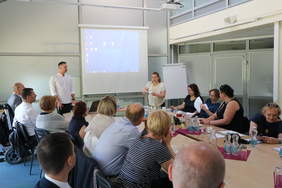 Pokaż zdjęcie: 22-osobowa grupa ekspertów z Polski spotkała się na sali konferencyjnej z przedstawicielami Centrum Rehabilitacji Valakupiai na Litwie. Uczestnicy zapoznali się z działalnością Centrum.