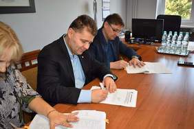 Pokaż zdjęcie: Podpisanie umowy na realiz. progr. "Rehabilitacja 25 plus""
