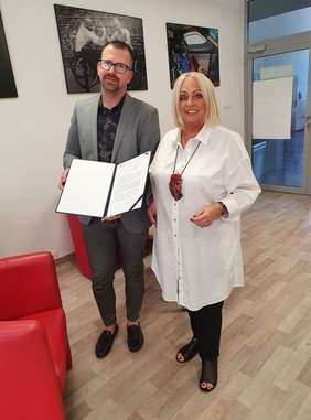 Pokaż zdjęcie: Przekazanie Dyrektor Festiwalu Barbarze Jaroszyk listu gratulacyjnego od Prezesa PFRON