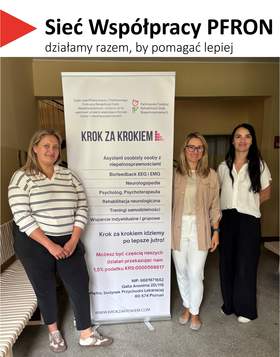 Zdjęcie przedstawia trzy kobiety stojące w pomieszczeniu biurowym po bokach pionowego plakatu. Nad nimi znajduje się poziomy baner z napisem „Sieć Współpracy PFRON działamy razem, by pomagać lepiej”. Na środku stoi roll-up z logotypem Państwowego Funduszu Rehabilitacji Osób Niepełnosprawnych oraz nazwą „KROK ZA KROKIEM”. Na roll-upie widoczne są wypisane usługi: asystent osobisty osoby z niepełnosprawnościami, biofeedback EEG i EMG, neurologopedia, rehabilitacja neurologiczna, trening samodzielności oraz wsparcie indywidualne i grupowe.