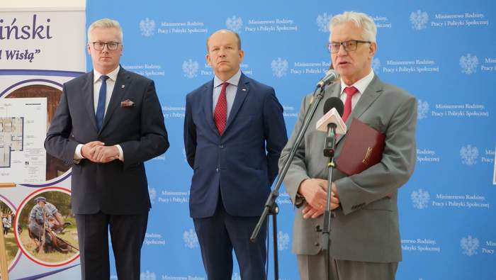 Pokaż zdjęcie: Trzej mężczyźni podczas spotkania z dziennikarzami 