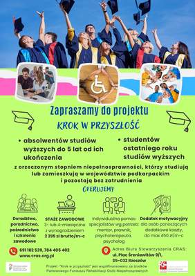 Plakat promujący projekt dla absolwentów, w górnej części na niebieskim tle grupa uśmiechniętych absolwentów ubranych okolicznościowo, w dolnej części na zielonym tle informacje dotyczące projektu, tytuł, co oferuje realizator, adresy, kontakty