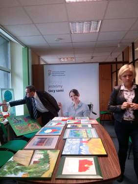 Wojewódzka Komisja Konkursowa podczas oceny prac z kategorii malarstwo/rysunek - Sztuka Osób Niepełnosprawnych