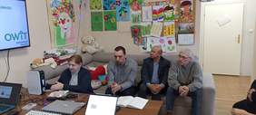Pokaż zdjęcie: Pani z niepełnosprawnością korzysta z koncetratora tlenu