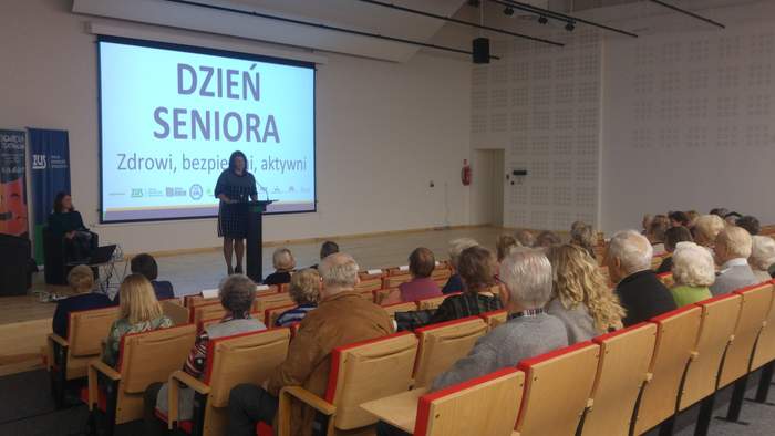 Pokaż zdjęcie: Powitanie uczestników przez Dyrektor Oddziału ZUS w Sosnowcu Elżbietę Niewiara