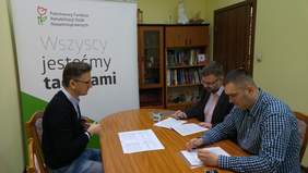 Pokaż zdjęcie: podpisanie umowy na zdjęciu: Mariusz Pietrzak współwłaściciel ZPCh HEMPIS oraz Jarosław Madaj- Pełnomocnik PFRON i Przemysław Suligorski -Specjalista Oddziału Łódzkiego PFRON