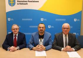 Pokaż zdjęcie: W podpisaniu umów uczestniczyli: Mirosław Gębski starosta powiatu kieleckiego, Stefan Bąk członek zarządu oraz Andrzej Michalski dyrektor Oddziału Świętokrzyskiego PFRON