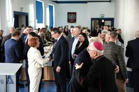 Pokaż zdjęcie: Grupa osób składa sobie życzenia w sali konferencyjnej WSEI.