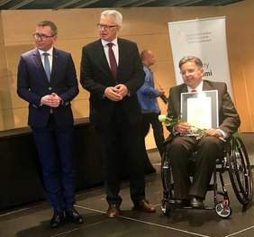 Pokaż zdjęcie: Wyróżniony Andrzej Janowski z Sekretarzem Stanu Krzysztofem Michałkiewiczem 