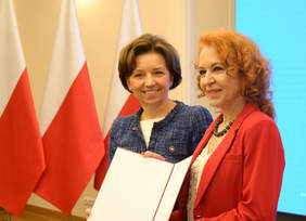 Pokaż zdjęcie: Aleksandra Kieres z minister Marleną Maląg