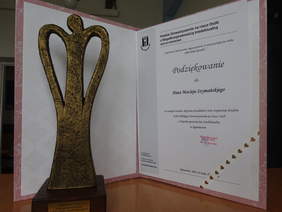 Okolicznościowa statuetka i podziękowania dla Dyrektora Oddziału Podkarpackiego PFRON