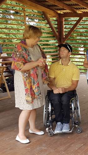 Pokaż zdjęcie: Dyrektor Marta Mordarska oraz Igor Sikorski - brązowy medalista tegorocznej paraolimpiady w Pjongczang. 