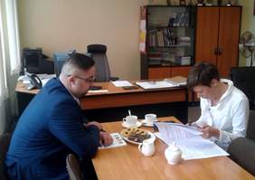 Pokaż zdjęcie: Marcin Brambor - dyrektor Powiatowego Centrum Pomocy Rodzinie, Anna Skupień-dyrektor oddziału wielkopolskiego PFRON