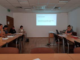 Pokaż zdjęcie: Sala konferencyjna, w centralnym miejscu ekran z prezentacją. 