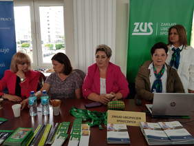 5 kobiet na tle napisu ZUS, 4 siedzą jedna stoi