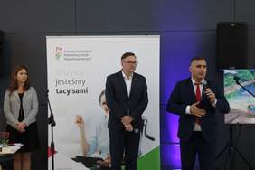 Pokaż zdjęcie: Sebastian Tyrakowski - Zastępca Dyrektora Muzeum Emigracji oraz Dariusz Majorek - Dyrektor Oddziału Pomorskiego PFRON.