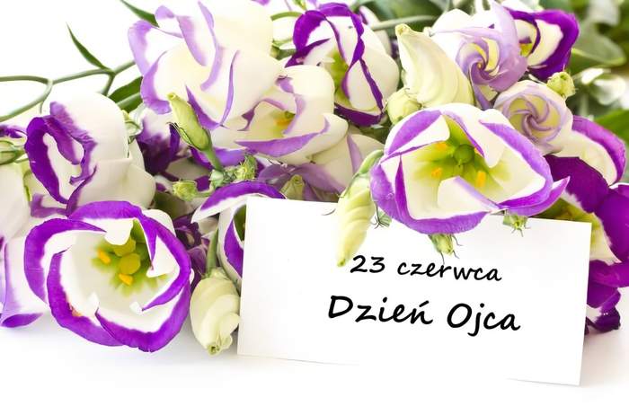 Bukiet fioletowo białych kwiatów z napisem  czerwca dzień ojca