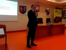 Pokaż zdjęcie: Dyrektor Andrzej Michalski Przemawia w Ostrowcu