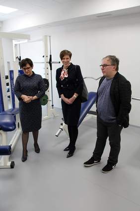 Pokaż zdjęcie: Oprowadzanie po nowoczesnych pomieszczeniach Specjalnego Ośrodka Szkolno-Wychowawczego w Jastrowiu