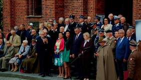 Pokaż zdjęcie: Duża grupa osób, cywili i wojskowych pozuje do zdjęcia.