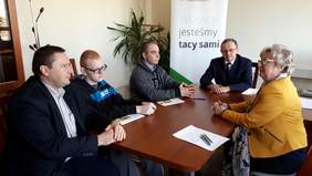 Pokaż zdjęcie: spotkanie Dyrektora Oddziału Świętokrzyskiego PFRON Andrzeja Michalskiego z gośćmi z Technikum w  Busku – Zdroju  