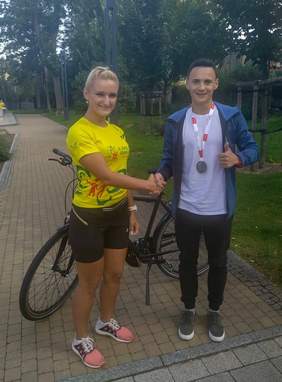 Pokaż zdjęcie: Joanna Kołdras - przedstawiciel Oddziału Małopolskiego PFRON oraz zawodnik Marcin Małek 
