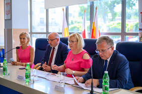 Pokaż zdjęcie: Zawarcie umowy. Od lewej: Anna Pieczarka - Poseł na Sejm RP, wicestarosta Jacek Hudyma, dyrektor Marta Mordarska oraz starosta Roman Łucarz. Wszyscy siedzą przy stole, na którym leżą dokumenty.