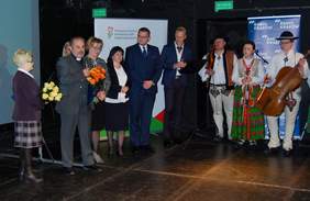 Pokaż zdjęcie: Uhonorowanie odznaką Primus in Agendo ks. Tadeusza Isakowicza-Zaleskiego – prezesa Fundacji im. Brata Alberta