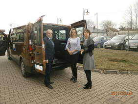Pokaż zdjęcie: Uroczyste_przekazanie_busa_przystosowanego_do_przewozu_osob_niepelnosprawnych_dla_Domu_Pomocy_Spolecznej_w_Peclawicach_Gorny.JPG