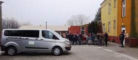 Zdjecie uczestników uroczystości - zaproszonych gości oraz podopiecznych i pracowników placówki